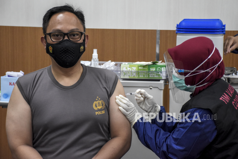 Vaksinator menyuntikkan vaksin Covid-19 Sinovac ke Kapolrestabes Bandung Kombes Pol Ulung Sampurna Jaya 