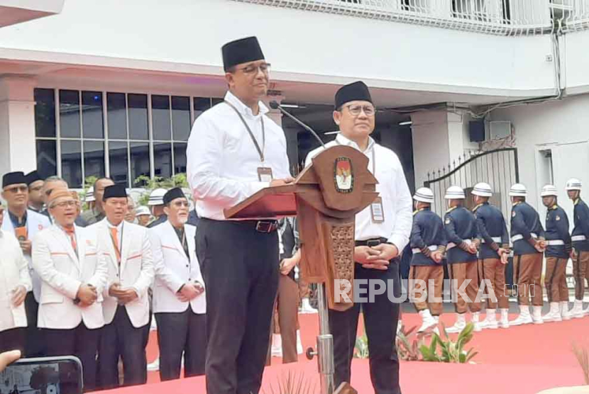 Capres dari Koalisi Perubahan berpidato usai dirinya dan Muhaimin Iskandar didaftarkan sebagai pasangan capres-cawapres Pilpres 2024 di Kantor KPU RI, Jakarta, Kamis (19/10/2023). 