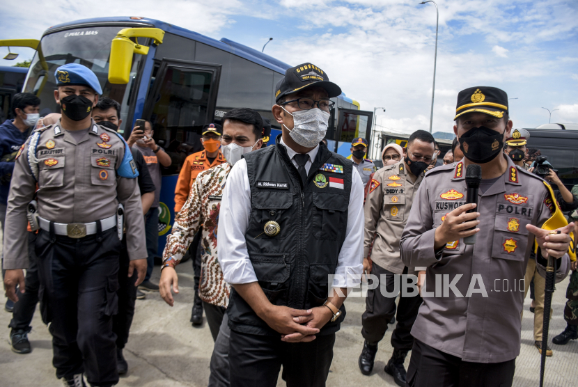Gubernur Jawa Barat Ridwan Kamil (kedua kanan) mendengarkan pemaparan dari Kapolresta Bandung Kombes Pol Kusworo Wibowo (kanan) saat meninjau Pos Terpadu Cileunyi.