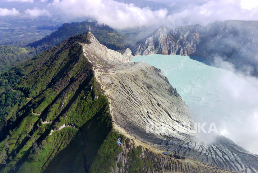 Panorama kawah di Gunung Ijen, Banyuwangi, Jawa Timur, Ahad (4/5/2023). TWA Ijen yang telah ditetapkan sebagai anggota UNESCO Global Geopark (UGG) itu ramai dikunjungi wisatawan domestik dan mancanegara saat liburan. 