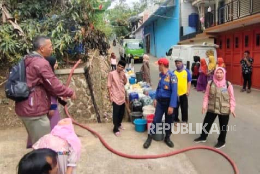 Penyaluran bantuan air bersih di wilayah Kabupaten Garut, Jawa Barat.