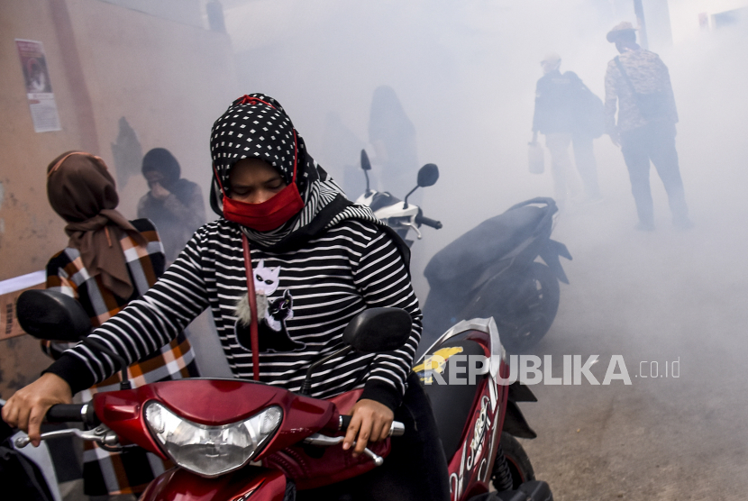DBD dan Cikungunya harus diwaspadai apalagi saat memasuki musim penghujan seperti saat ini. Foto, sejumlah warga mengenakan masker saat berlangsungnya pengasapan (fogging) di lingkungan perumahan warga. (ilustrasi)