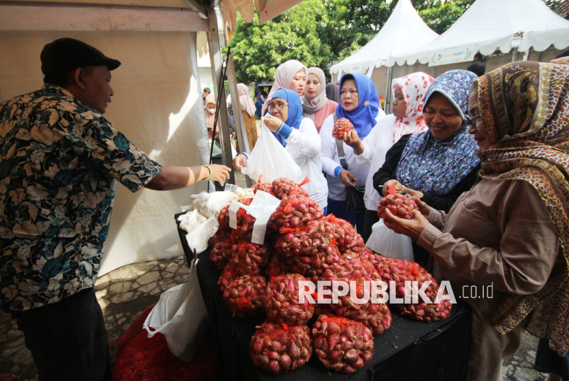 Warga membeli bawang dan kebutuhan pokok dengan harga lebih murah dari pasaran saat acara Bazar Murah yang digelar Dinas Perdagangan (Disdagin), Kota Bandung, di Taman Nilem, Rabu (19/2/2025). Bazar Murah dilaksanakan di 30 kecamatan, sebagai upaya menjaga stabilitas harga dan memberikan kemudahan akses bagi masyarakat dalam memenuhi kebutuhan pokok dengan harga terjangkau khususnya jelang Ramadhan.