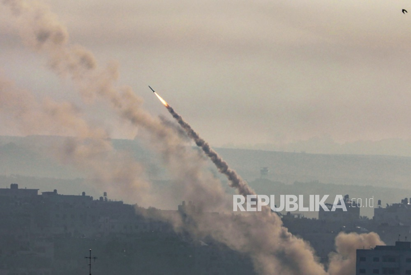 Sebuah roket diluncurkan dari pesisir Jalur Gaza menuju Israel oleh pejuang Ezz Al-Din Al Qassam, sayap militer Hamas, di Kota Gaza, 07 Oktober 2023. 