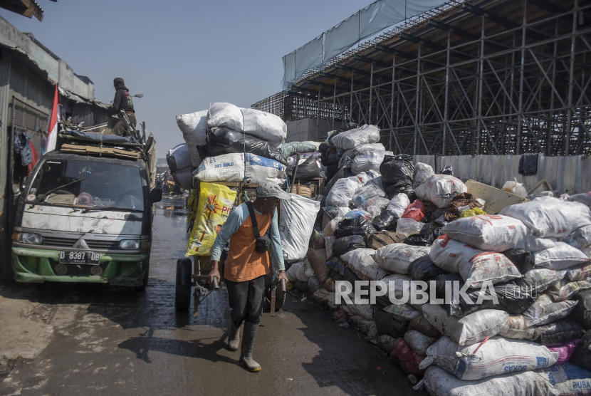 Petugas menarik gerobak sampah di Ciroyom, Kota Bandung, Jawa Barat, Kamis (24/8/2023). Penumpukan sampah tersebut imbas dari penutupan sementara TPA Sarimukti akibat kebakaran yang hingga saat ini belum berhasil dipadamkan. 