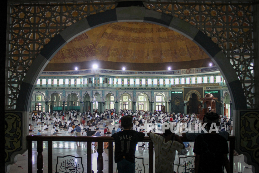 Umat Islam menunggu pelaksanaan shalat Jumat di Masjid Al-Azhom, Kota Tangerang, Banten, Jumat (20/8/2021). Pemerintah Kota Tangerang kembali membuka tempat ibadah di tengah pemberlakuan PPKM level 4 dengan maksimal 50 persen dari kapasitas dan menerapkan protokol kesehatan yang ketat. 