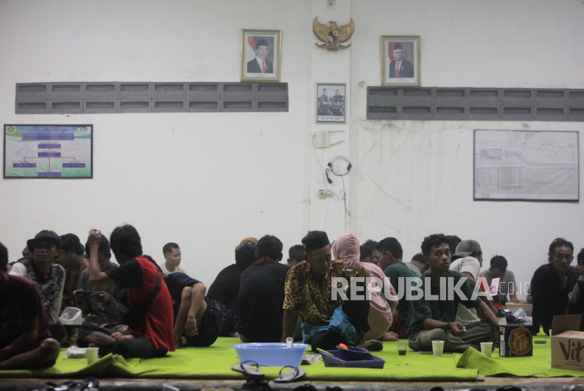 Sejumlah warga mengungsi di posko pengungsian, Ciangsana, Kabupaten Bogor, Jawa Barat, Ahad (31/3/2024). Sebanyak 86 jiwa warga Kampung Parung Pinang mengungsi di posko pengungsian karena pemukimannya yang berdekatan dengan lokasi gudang amunisi Yonarmed 07/155 GS Kodam Jaya yang mengalami ledakan.