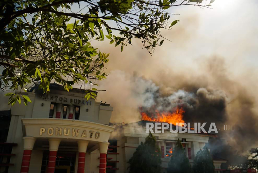 Api membakar Kantor Bupati di Kabupaten Pohuwato, Gorontalo, Kamis (21/9/2023). Kantor Bupati Pohuwato dibakar oleh massa demonstran penambang yang menuntut ganti rugi lahan dari salah satu perusahaan tambang di daerah itu. 