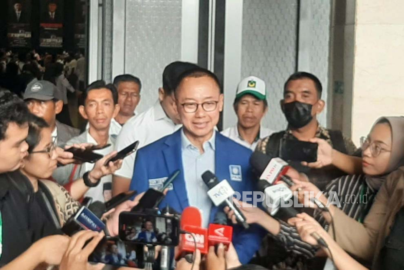 Sekretaris Jenderal PAN Eddy Soeparno ketika diwawancarai awak media usai menghadiri acara ulang tahun Partai Bulan Bintang (PBB) di ICE BSD City, Tangerang, Ahad (30/7/2023).