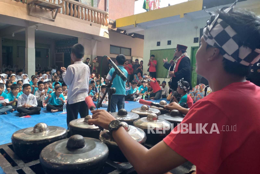 Kegiatan Dulur Ulin para siswa SD dan santri di Pondok Pesantren Sabilul Huda, Kelurahan Cikalang, Kecamatan Tawang, Kota Tasikmalaya, Jawa Barat, Selasa (15/8/2023). 