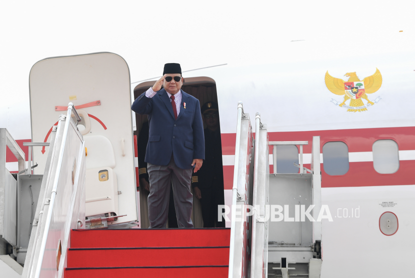 President Prabowo Subianto salutes from aboard a plane as it heads for China at the Halim Perdanakusama AU military base in Jakarta, Friday (8/11/2024). Prabowo will make his maiden visit to several countries including attending the APEC High Level Conference (Summit) in Peru, the G20 Summit in Brazil, the G7 Summit as well as receiving invitations from the Chinese government, the United States government and the British government.