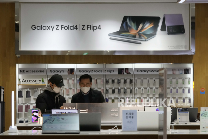 Pengunjung mencoba Galaxy Book2 milik Samsung Electronics di tokonya di Seoul, Korea Selatan, Selasa, 31 Januari 2023. Samsung Electronics mengatakan Selasa, keuntungannya untuk kuartal terakhir anjlok hampir 70% karena ekonomi global yang lemah menekan permintaan untuk barang elektronik konsumennya. produk dan chip memori komputer.