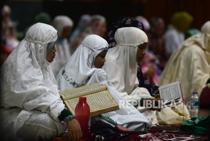 PBNU Ingatkan Tradisi saat Malam Nisfu Syaban tak Melanggar Syariat. Foto:   Umat muslim membaca surah Yasin di malam nisfu Syaban 15 Syaban.