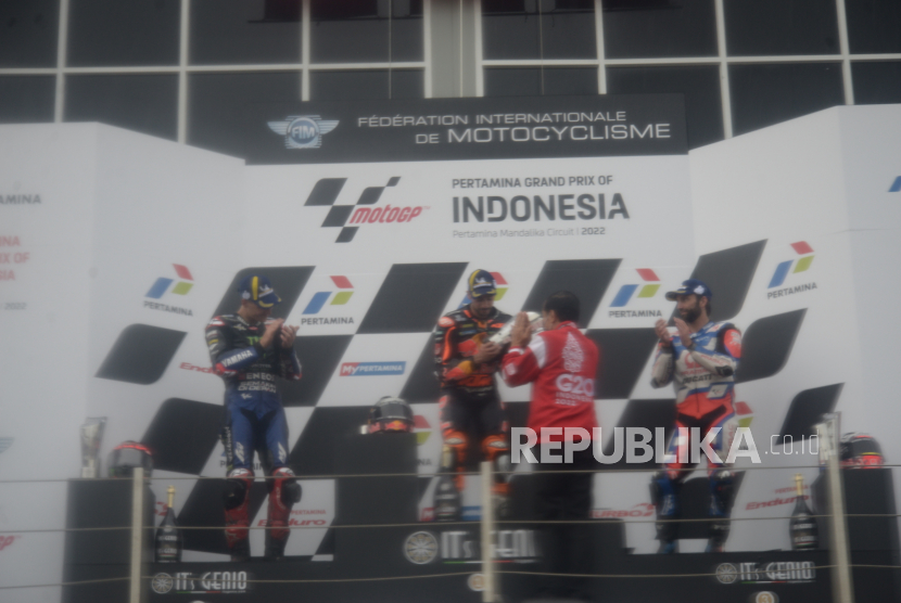Presiden Joko Widodo (kedua kanan) memberikan trofi juara pertama dari pembalap Red Bull KTM Factory Racing, Miguel Oliviera (kedua kiri) di saksikan juara kedua pembalap Monster Energy Yamaha Fabio Quartararo (kiri) dan  juara ketiga dari  pembalap Pramac Racing Johann Zarco (kanan) di  podium seusai balapan MotoGP seri Pertamina Grand Prix of Indonesia di Pertamina Mandalika International Street Circuit, Lombok Tengah, NTB, Ahad (20/3/2022). 