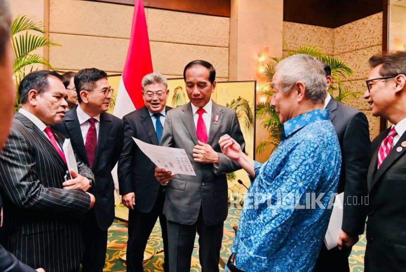 Presiden Joko Widodo (Jokowi) menggelar pertemuan bisnis bersama Kamar Dagang Indonesia di China (INACHAM) dan sejumlah pengusaha asal China di Shangri-La Hotel, Chengdu, China, Jumat (28/7/2023).