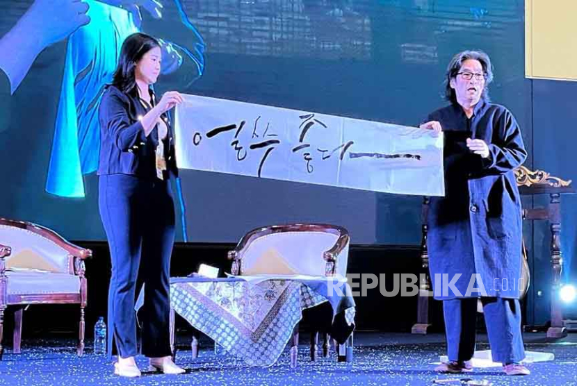 Seniman kaligrafi Korea, Kang Byung-in tampil dalam Calligraphy Peformance di Indonesia International Book Fair (IIBF) 2023, di ICE BCD City, Tangerang, Rabu (27/9/2023). 