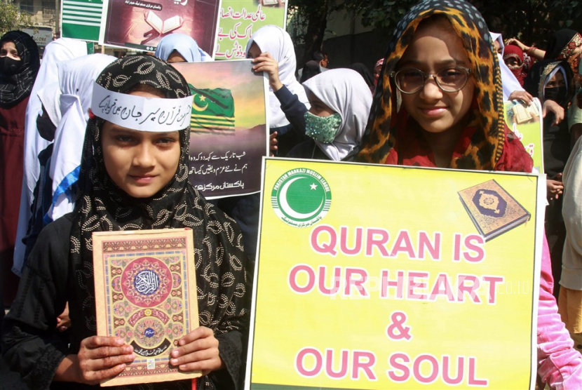  Sejumlah wanita melakukan aksi unjuk rasa memprotes Swedia atas aksi pembakaran kitab suci Alquran yang digelar di Karachi, Senin (30/1/2023). Sejumlah negara Islam mengutuk tindakan provokatif pembakaran kitab suci Alquran yang dilakukan politisi Swedia yang telah menodai toleransi antar agama. 