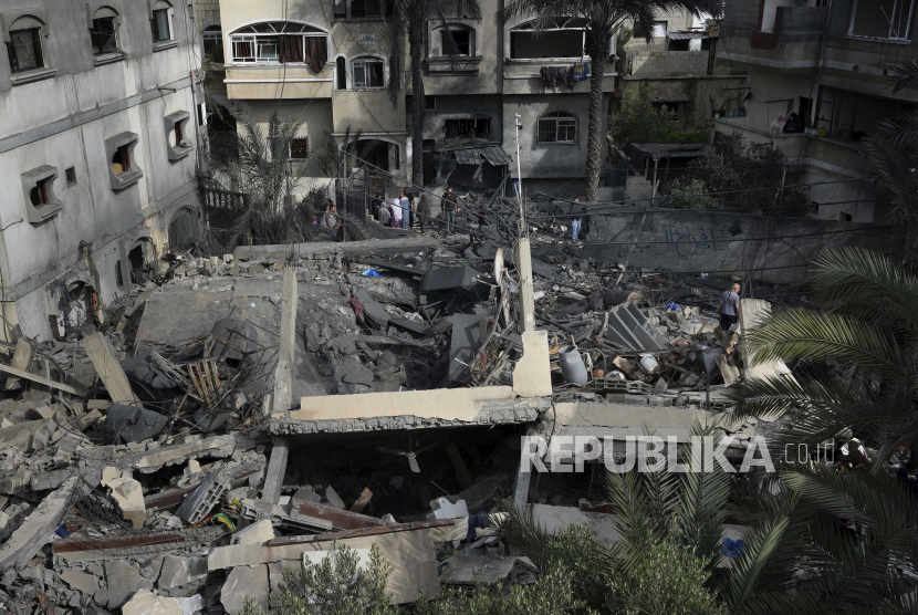  Warga Palestina memeriksa puing-puing rumah anggota Jihad Islam Anas Al Massri setelah terkena serangan udara Israel tadi malam di Beit Lahiya, Jalur Gaza utara, Kamis (11/5/2023).