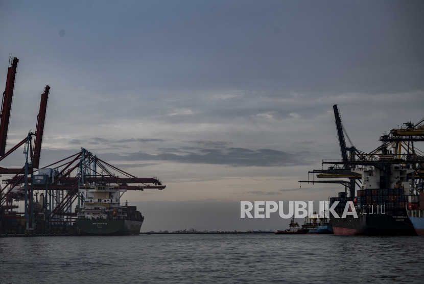 Suasana bongkar muat peti kemas di Pelabuhan Tanjung Priok, Jakarta, Rabu (28/12/2022). BPS mencatat total nilai ekspor selama Juli 2023 capai 20,88 miliar dolar AS, turun 18 persen yoy.