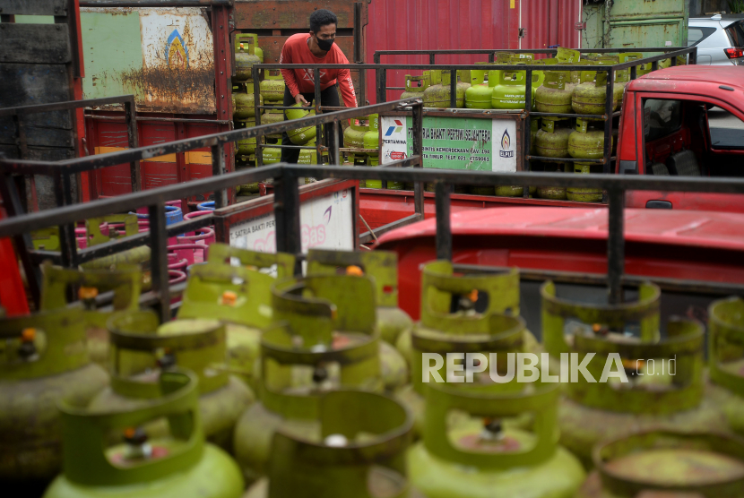 Pekerja menata tabung gas elpiji di salah satu agen di Rawasari, Jakarta, Senin (11/7/2022). Pertamina Patra Niaga Jatimbalinus memastikan stok BBM dan LPG dalam keadaan aman.