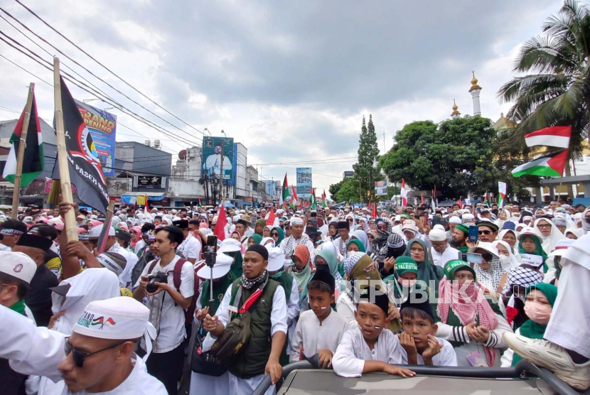 Ribuan orang mengikuti aksi bela Palestina di Taman Kota Tasikmalaya, Jawa Barat, Jumat (10/11/2023). 