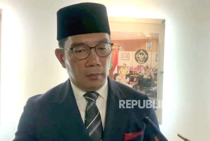  Gubernur Jawa Barat periode 2018-2023 M Ridwan Kamil usai menghadiri pelantikan penjabat gubernur yang menggantikan posisinya di Kantor Kemendagri, Jakarta, Selasa (5/8/2023). 