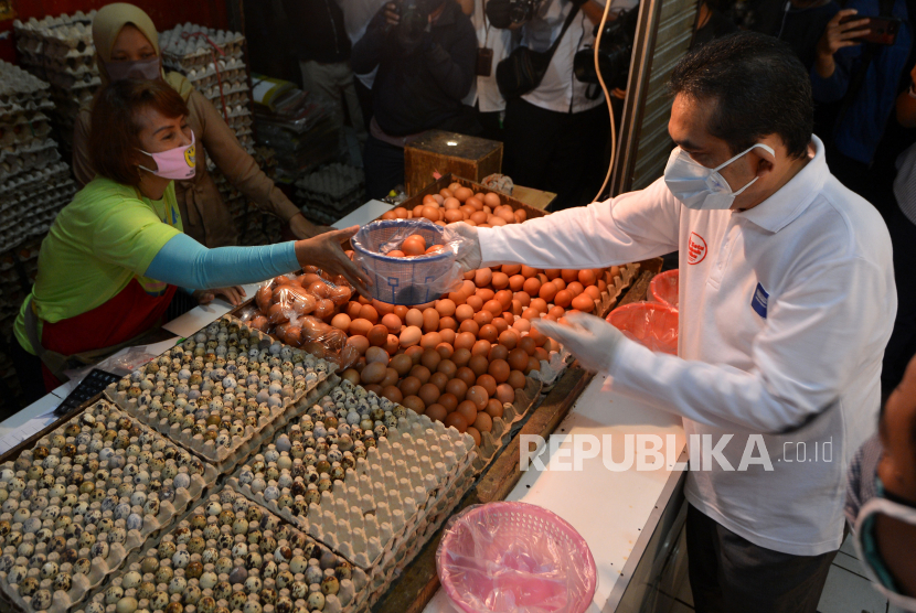 Menteri Perdagangan Agus Suparmanto (kanan) menginspeksi salah satu kios pedagang telur di Pasar Kramat Jati, Jakarta, Rabu (29/4/2020). 
