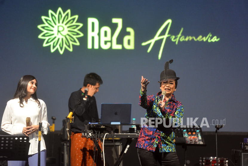 Penyanyi Reza Artamevia tampil menghibur penonton dalam acara Alpusinc di Lapangan basket SMAI Al Azhar Pusat, Jakarta, Sabtu (11/11/2023). 