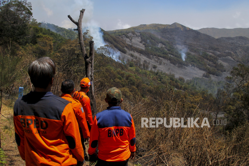 Api membakar hutan dan lahan (karhutla) di kawasan Gunung Bromo terlihat dari Pos Jemplang, Malang, Jawa Timur, Selasa (12/9/2023). 