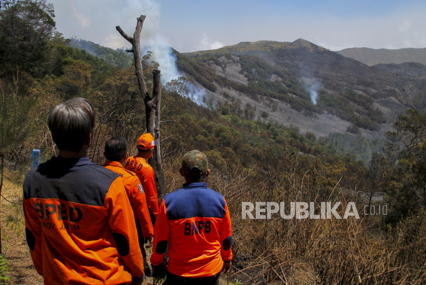 Api membakar hutan dan lahan (karhutla) di kawasan Gunung Bromo terlihat dari Pos Jemplang, Malang, Jawa Timur, Selasa (12/9/2023).