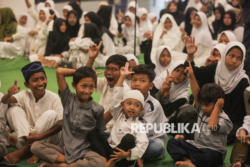 Sejumlah anak yatim menghadiri acara Republika Ramadhan Festival di Masjid At Thohir, Depok, Jawa Barat, Selasa (2/4/2024).