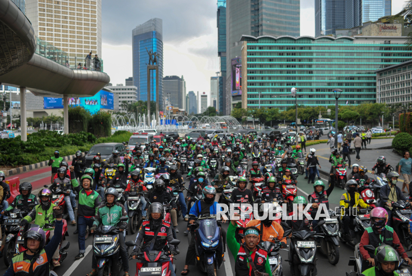 Pengemudi ojol melakukan konvoi dari arah Jalan Jenderal Sudirman menuju titik aksi di kawasan Patung Kuda, Jakarta Pusat, Selasa (20/5/2025).