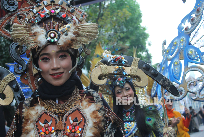 Ilustrasi keberagaman tradisi di Indonesia.