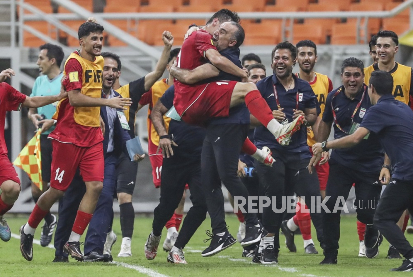 Pesepak bola dan ofisial Timnas Iran melakukan selebrasi usai berhasil menjebol gawang Brazil saat laga penyisihan Grup C Piala Dunia U-17 di Jakarta International Stadium, Jakarta, Sabtu (11/11/2023).