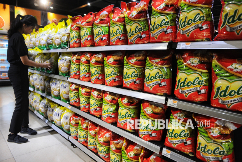 Petugas menata beras SPHP dan beras fortifikasi di salah satu ritel modern di Jakarta, Selasa (26/8/2025). 