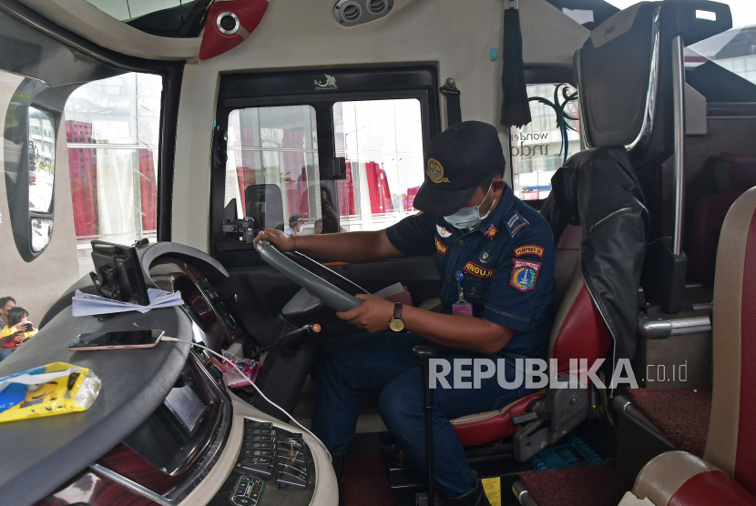 Petugas Dinas Perhubungan memeriksa kondisi bus saat pemeriksaan kendaraan (ramp check) di Terminal Terpadu Pulo Gebang, Jakarta Timur, Kamis (22/12/2022). Kegiatan tersebut untuk memeriksa administrasi serta kelayakan teknis kendaraan Antar Kota Antar Provinsi (AKAP) yang akan membawa penumpang pada libur Natal 2022. 