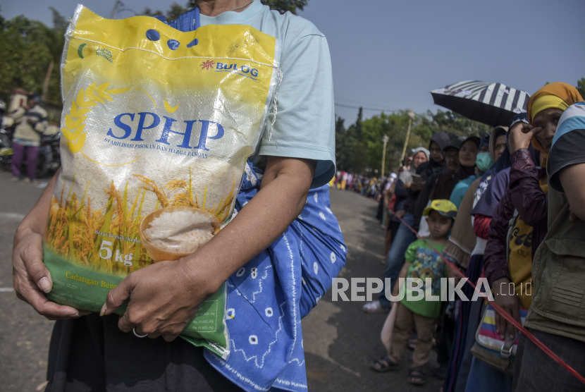 Warga antre untuk membeli beras kualitas medium dan minyak goreng saat operasi pasar beras medium di area Monumen Perjuangan Rakyat Jawa Barat (Monpera), Kota Bandung, Jawa Barat, Selasa (19/9/2023).