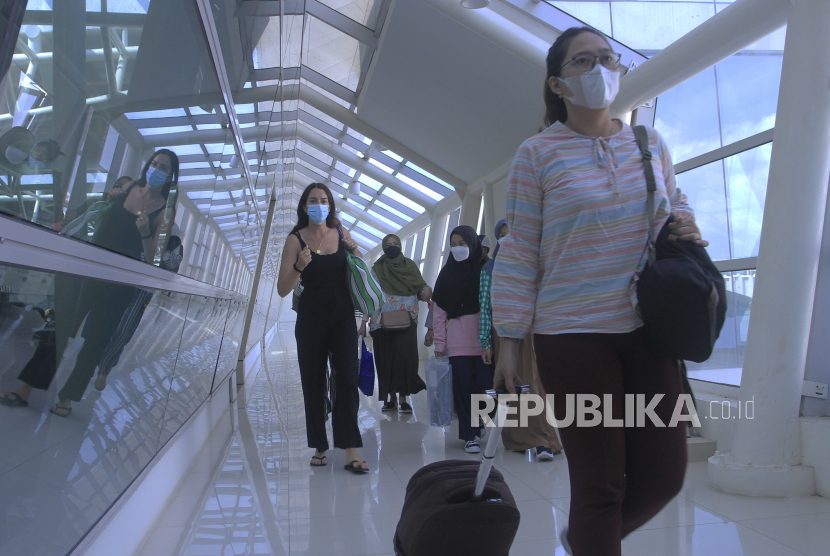 Sejumlah pemudik turun dari pesawat saat tiba di Bandara El Tari Kupang, NTT.