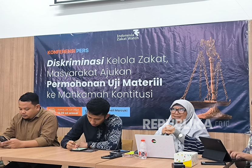 Tim Hukum dari Indonesia Zakat Watch, Evi Risna Yanti saat Konferensi Pers Indonesia Zakat Watch bertema Diskriminasi Kelola Zakat, Masyarakat Ajukan Permohonan Uji Materiil ke Mahkamah Kontitusi di Gedung Ali Sadikin Lantai, Taman Ismail Marzuki, Kamis, (25/7/2024). 