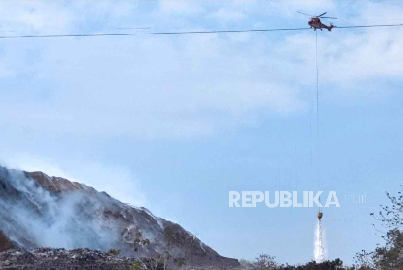 Water bombing digunakan untuk memadamkan titik api di TPA Putri Cempo, Selasa (19/9/2023). 