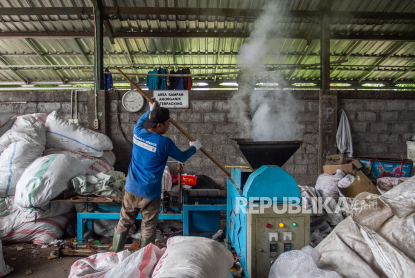Pekerja mencetak batako berbahan sampah plastik di BUMDes Kelompok Usaha Pengelolaan Sampah (Kupas) Panggungharjo, Sewon, Bantul, DI Yogyakarta.