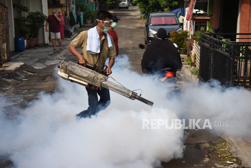 Petugas melakukan pengasapan (fogging) guna pencegahan penyakit Demam Berdarah Dengue (DBD) di lingkungan permukiman Komplek Griya Mandala BKPM, Depok, Jawa Barat, Sabtu (6/6/2020). Direktur Pencegahan Pengendalian Penyakit Tular Vektor dan Zoonosis Kementerian Kesehatan Siti Nadia Tarmizi menyatakan hingga 30 Mei 2020 tercatat jumlah kasus DBD di Indonesia berada di angka 57