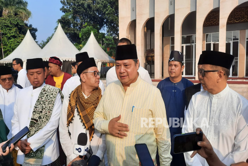 Ketua Umum DPP Golkar Airlangga Hartarto usai melaksanakan Shalat Idul Fitri di Masjid Ainul Hikmah DPP Golkar, Palmerah, Jakarta Barat, Sabtu (22/4/2023). 