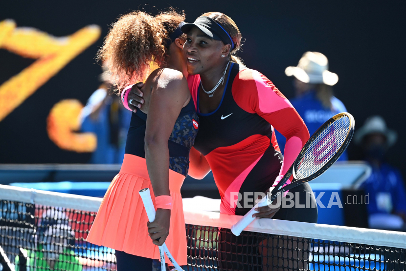 Serena Williams dari Amerika Serikat (kanan) memeluk Naomi Osaka dari Jepang setelah kalah dalam pertandingan semifinal tunggal putri pada hari ke-11 turnamen tenis Grand Slam Australia Terbuka di Melbourne Park di Melbourne, Australia, 18 Februari 2021.