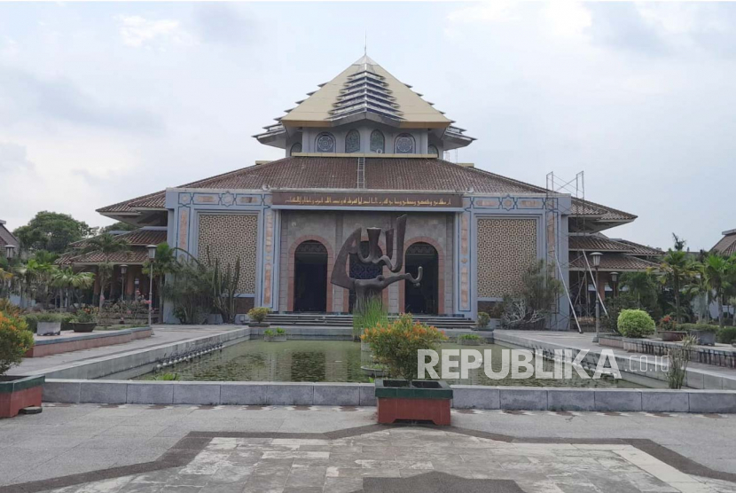 Suasana Masjid Kampus UGM yang berlokasi di lingkungan UGM, Cangkringan, Depok, Kabupaten Sleman, DIY, Kamis (16/3).