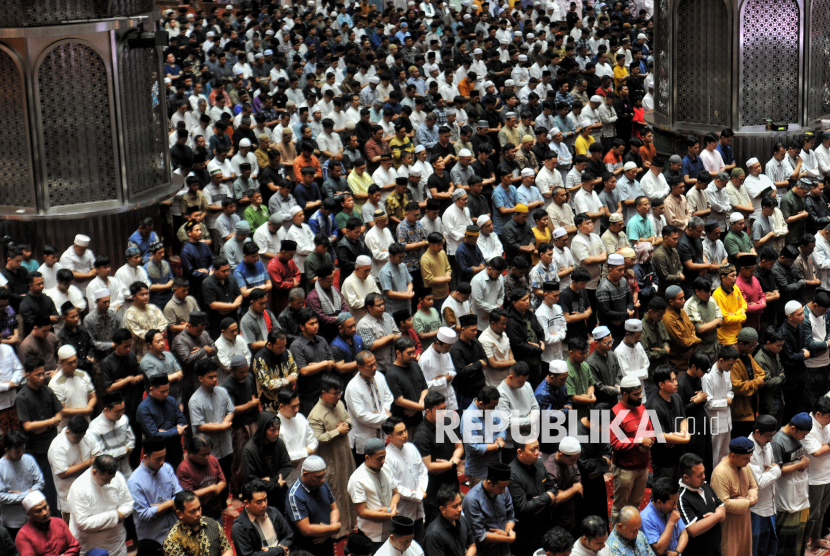 Jamaah melaksanakan shalat tarawih di Masjid Istiqlal, Jakarta, Jumat (28/2/2025). Ribuan warga memadati Masjid Istiqlal pada hari pertama pelaksanaan shalat tarawih setelah pemerintah menetapkan 1 Ramadhan 1446 Hijriah jatuh pada Sabtu (1/3/2025) berdasarkan pemantauan hilal di ratusan titik di seluruh Indonesia.