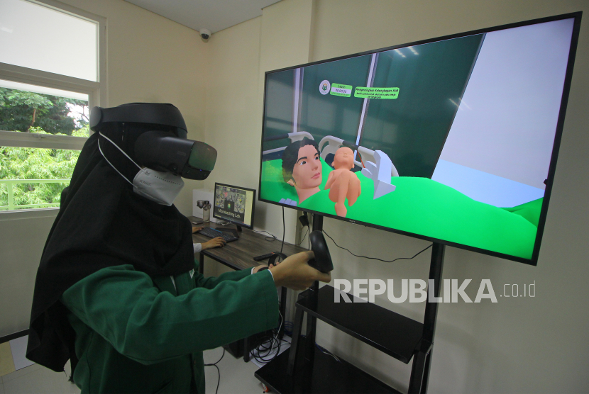 Mahasiswi program studi S1 Keperawatan Husnia Susi Hartati mempraktikkan proses pendampingan persalinan memanfaatkan teknologi virtual reality (VR) di sela-sela peresmian Laboratorium Virtual Reality dan Microteaching di Universitas Nahdlatul Ulama Surabaya (Unusa), Jawa Timur, Jumat (5/2/2021). Peresmian dua laboratorium tersebut sebagai bentuk langkah inovatif terkait model pembelajaran yang mensyaratkan dan mewajibkan adanya praktikum pada perkuliahan di tengah pandemi COVID-19.