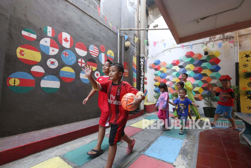 Kampung-Kampung di Surabaya dihias bertemakan Piala Dunia U-17 2023. 
