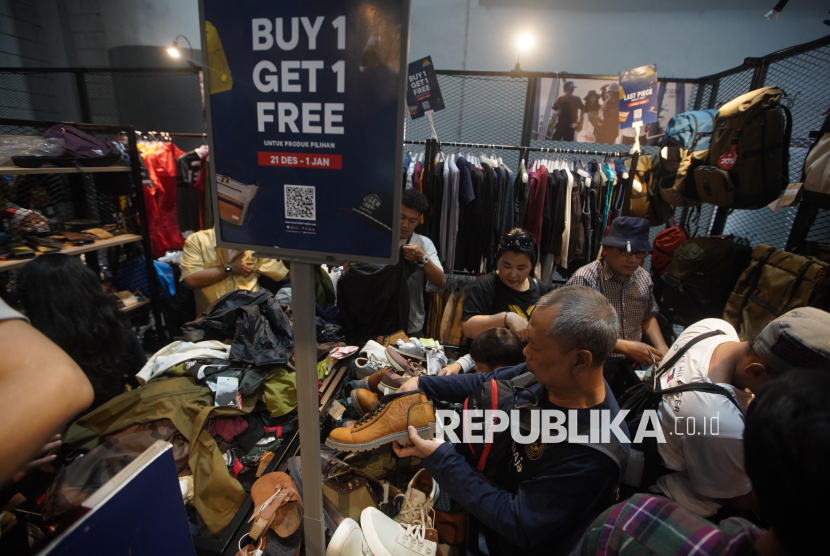 Pengunjung memenuhi booth Eiger untuk membeli perlengkapan outdoor pada acara Big Bang Festival di JIExpo Kemayoran Jakarta, Sabtu (28/12/2024). Eiger memberikan diskon hingga 70 persen dan buy one get one untuk semua produk yang dijual seperti tas, sepatu, kemeja, dan kaos hingga 1 Januari 2025.