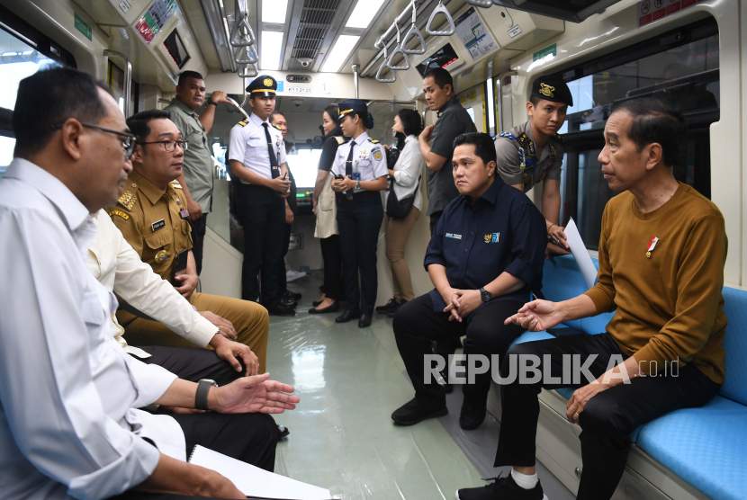Presiden Joko Widodo (kanan) berbincang dengan Menteri BUMN Erick Thohir (kedua kanan) dan lainnya saat naik LRT Jabodetabek di Jakarta, Kamis (3/8/2023).